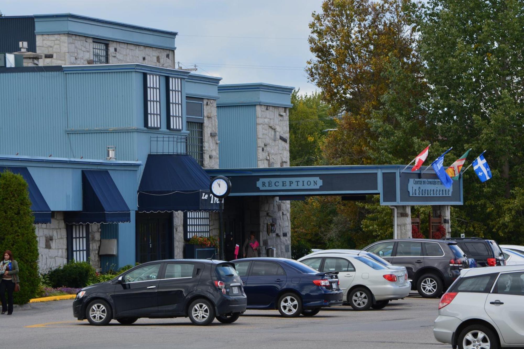 La Sagueneenne - Hotel Et Centre De Congres Chicoutimi Екстериор снимка